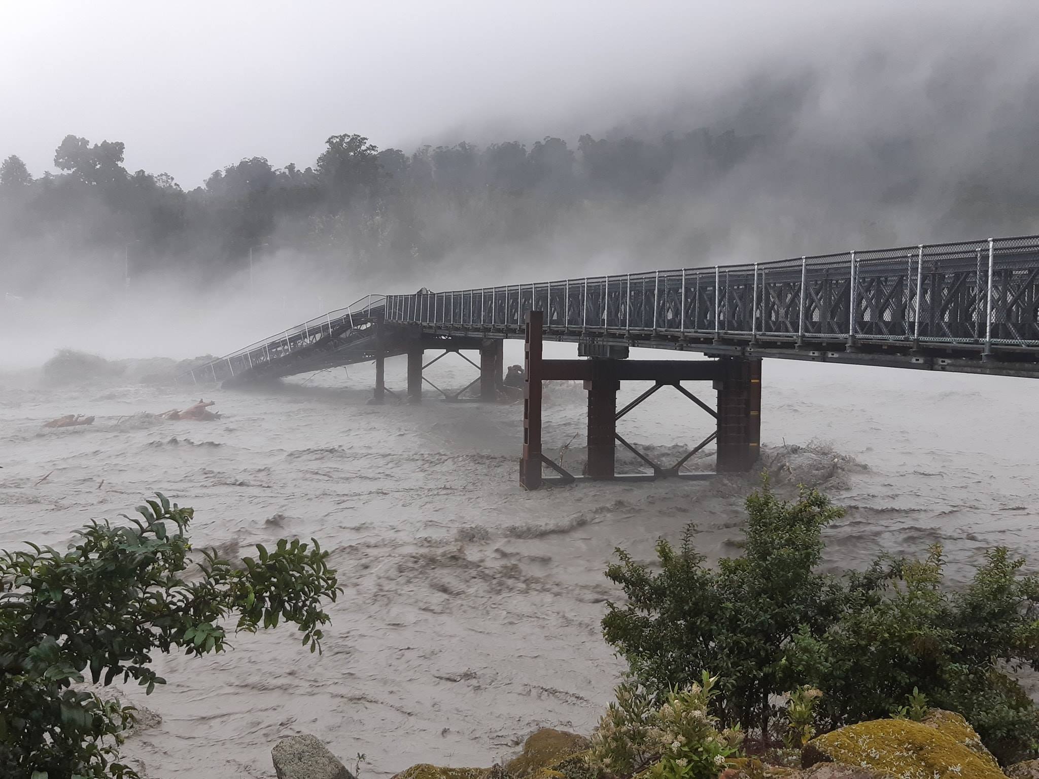 Nowa Zelandia zdjęcie: Już 12 kwietnia 2019 możliwe otwarcie mostu na rzece Waiho w okolicach Franz Josef w Nowej Zelandii.